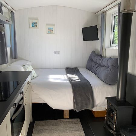 Tides Reach, Deluxe Shepherds Hut 1, 100M From The Beach Saint Merryn Exterior photo
