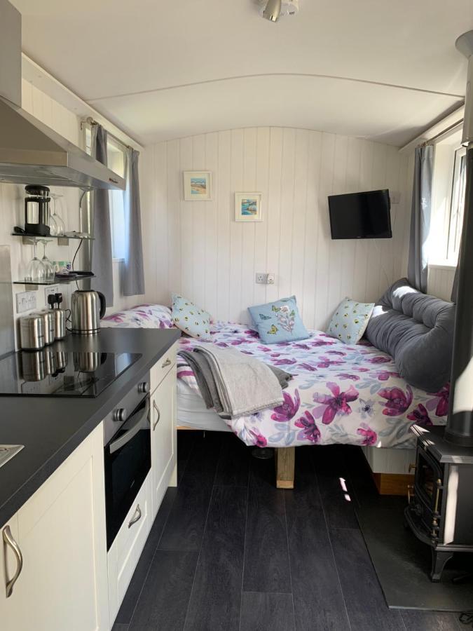 Tides Reach, Deluxe Shepherds Hut 1, 100M From The Beach Saint Merryn Exterior photo