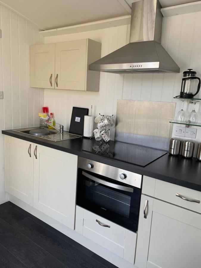 Tides Reach, Deluxe Shepherds Hut 1, 100M From The Beach Saint Merryn Exterior photo
