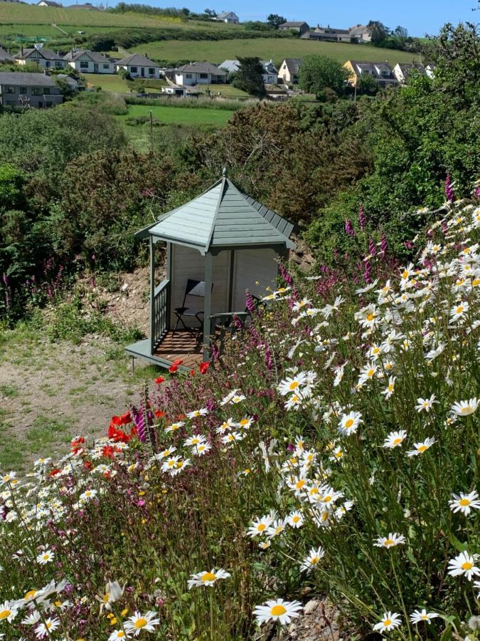 Tides Reach, Deluxe Shepherds Hut 1, 100M From The Beach Saint Merryn Exterior photo