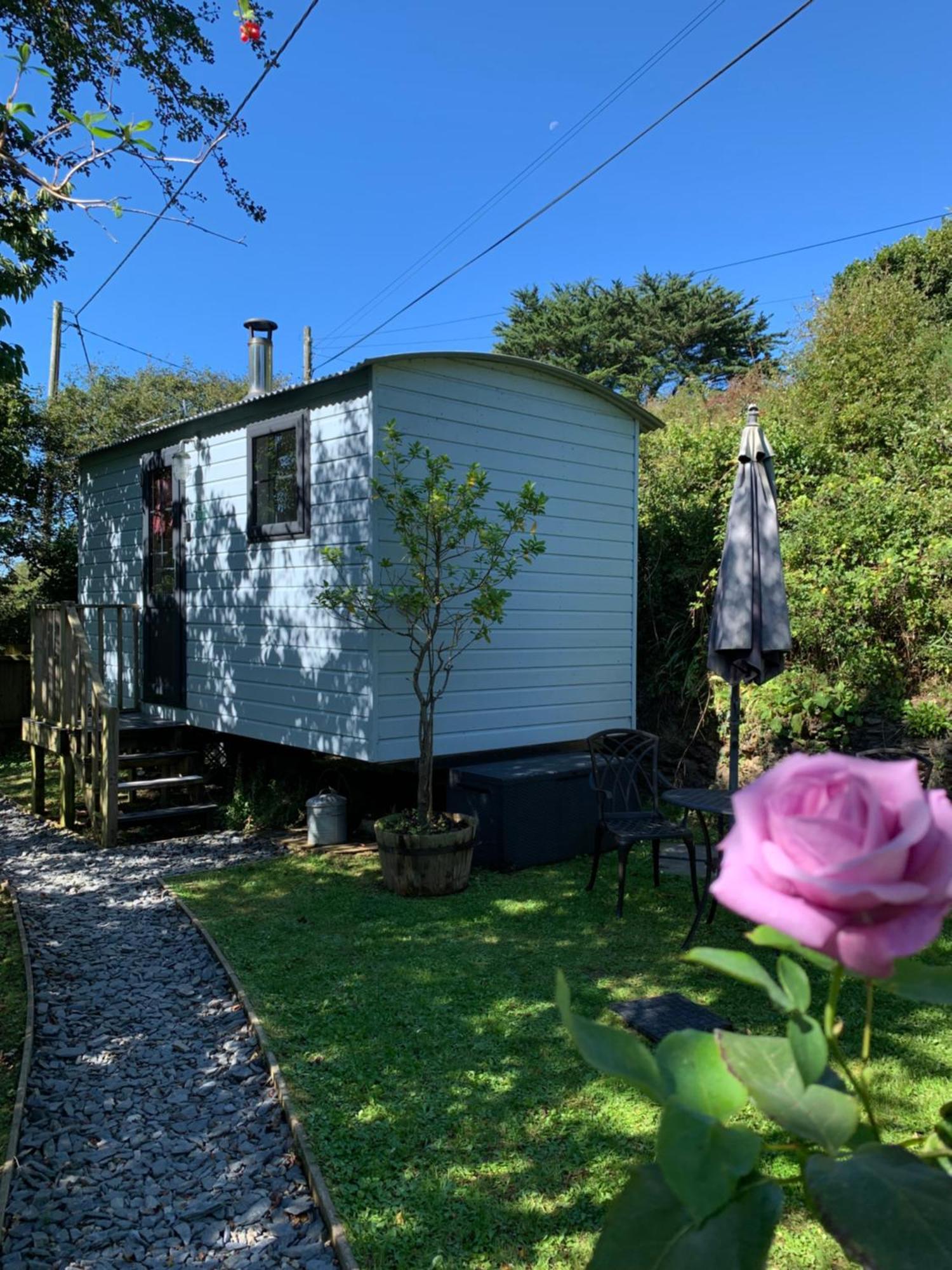 Tides Reach, Deluxe Shepherds Hut 1, 100M From The Beach Saint Merryn Exterior photo