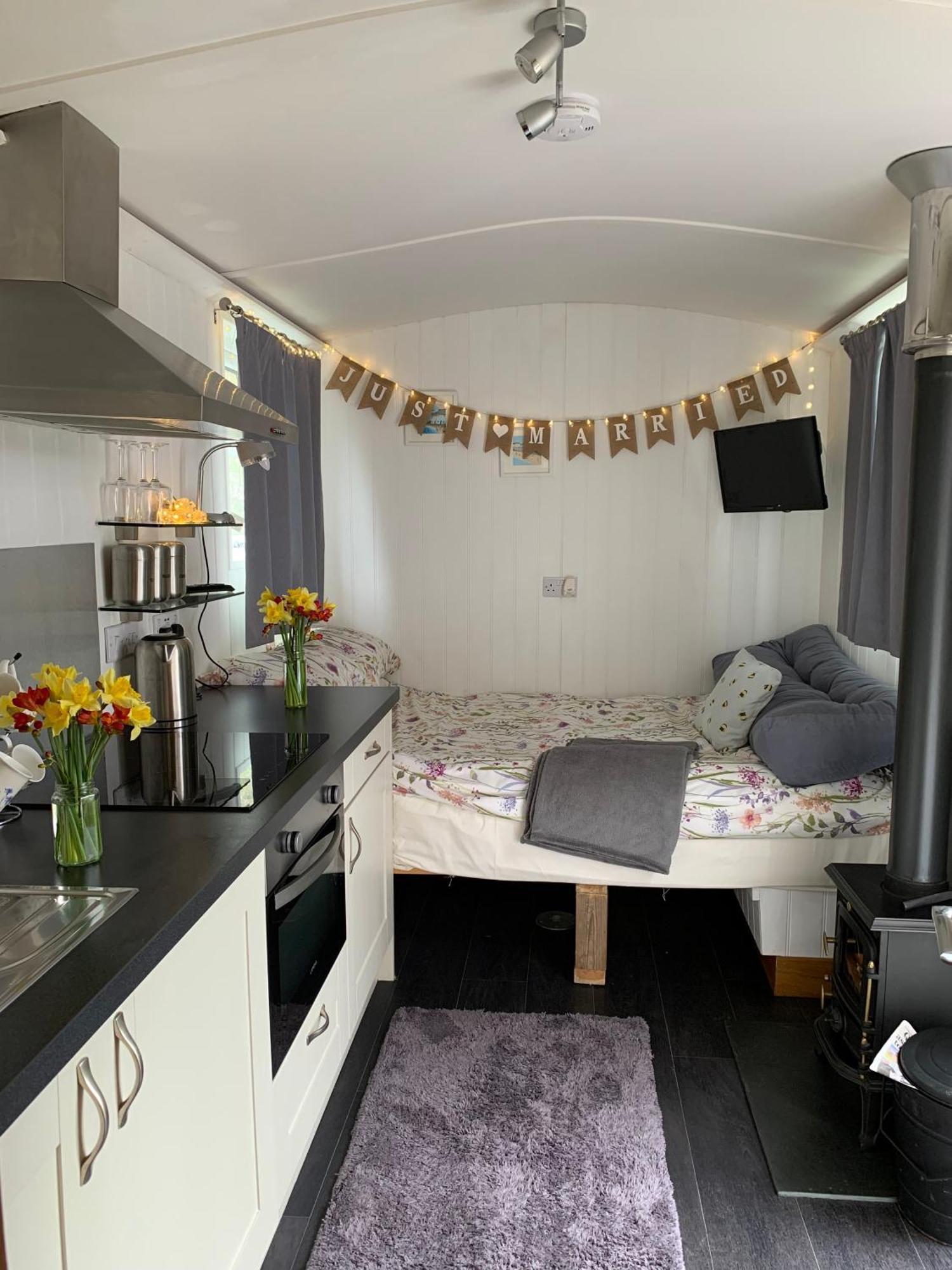 Tides Reach, Deluxe Shepherds Hut 1, 100M From The Beach Saint Merryn Exterior photo